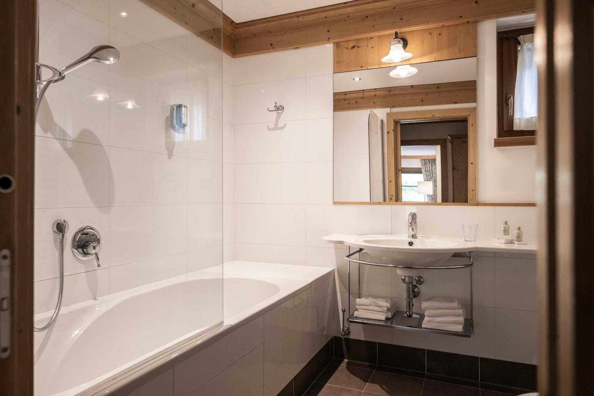 Post Alpina - Family Mountain Chalets San Candido Eksteriør bilde
